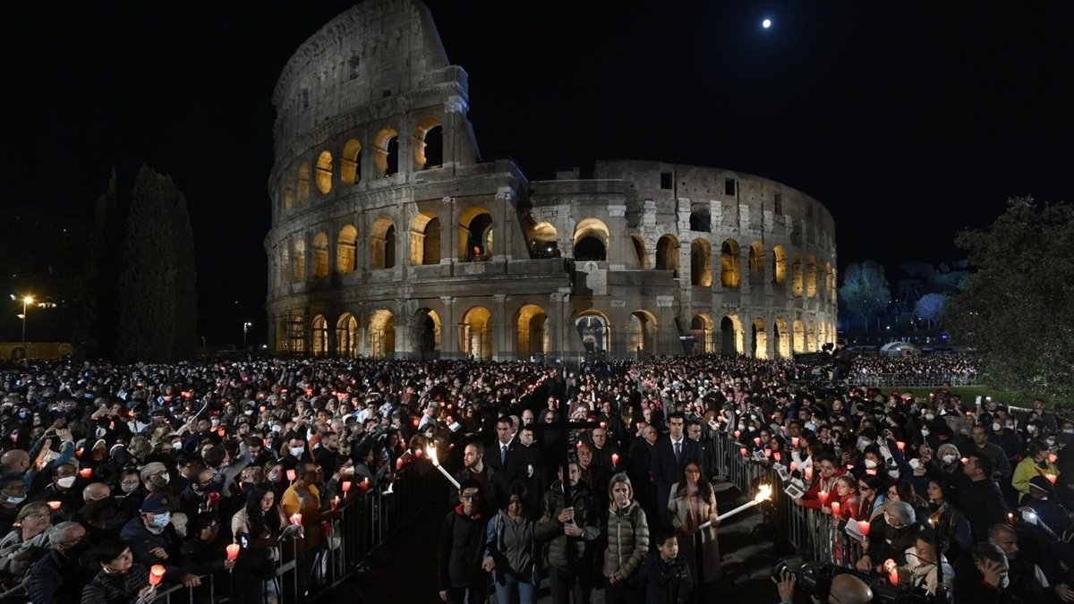 El vía crucis en el Coliseo de Roma (Vatican Media).