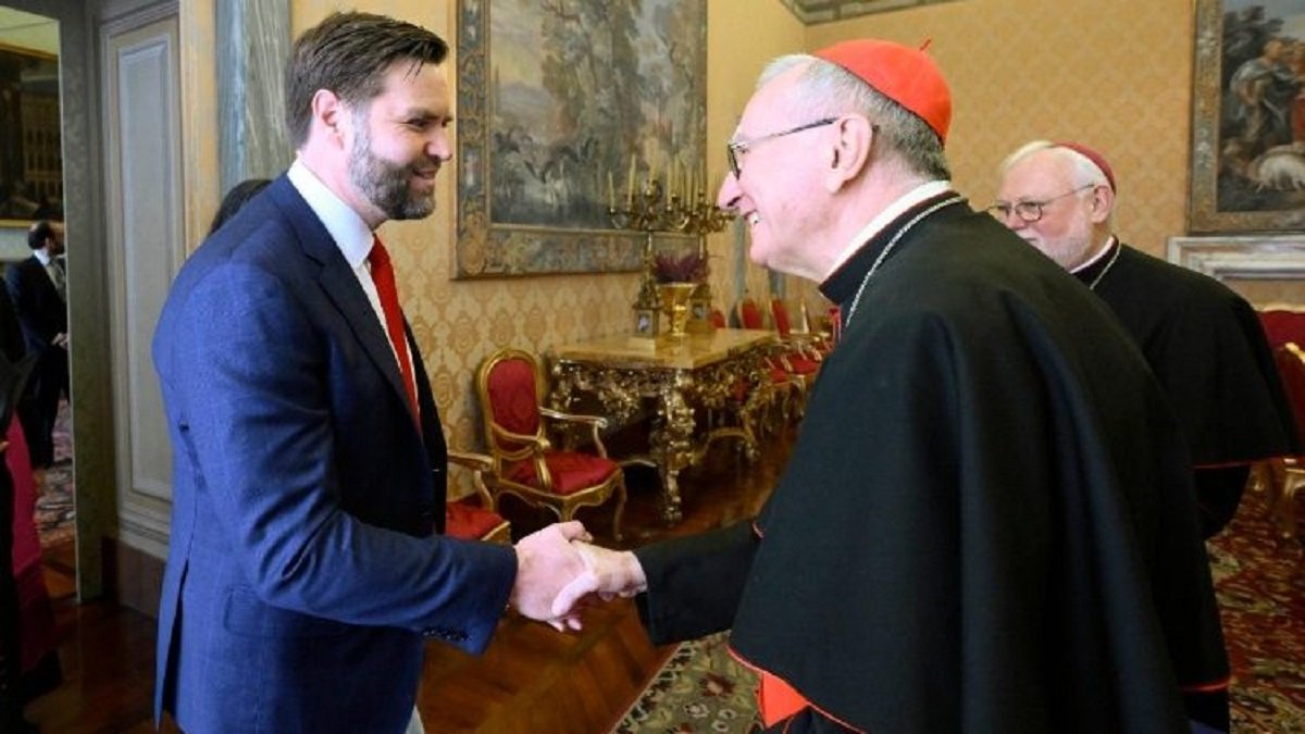 JD Vance es recibido por el cardenal Parolin en el Vaticano en la mañana de Sábado Santo