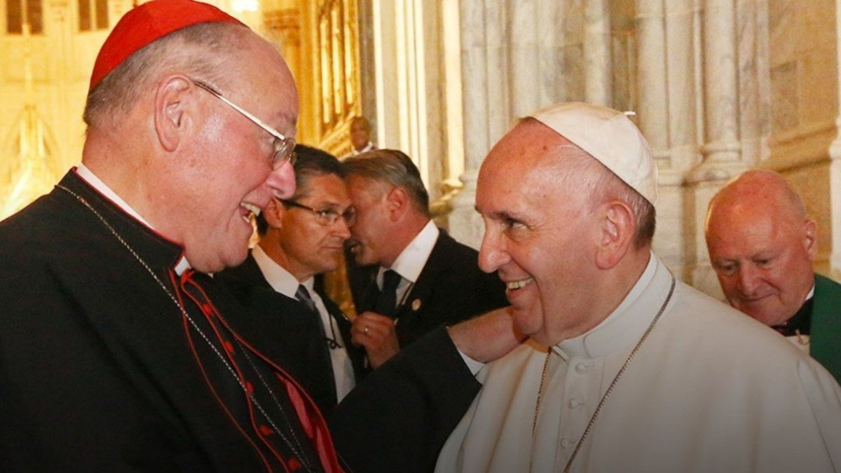 El cardenal Timothy Dolan, arzobispo de Nueva York, saluda a Francisco durante su visita a Nueva York en septiembre de 2015.