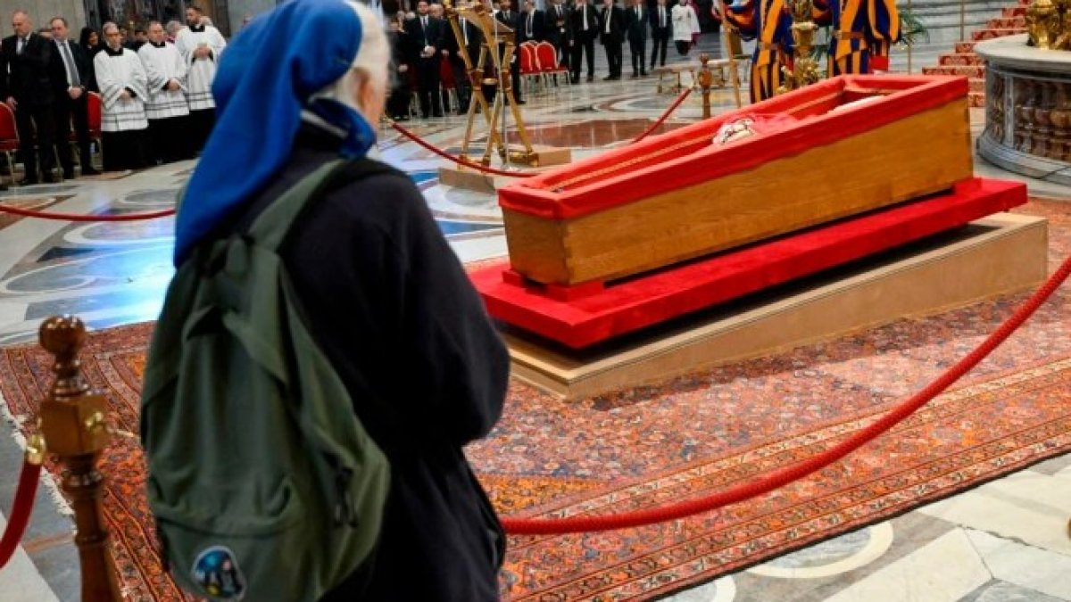 Genoveva Jeanningros estuvo unos minutos en oración y llanto ante el cadáver de Francisco.