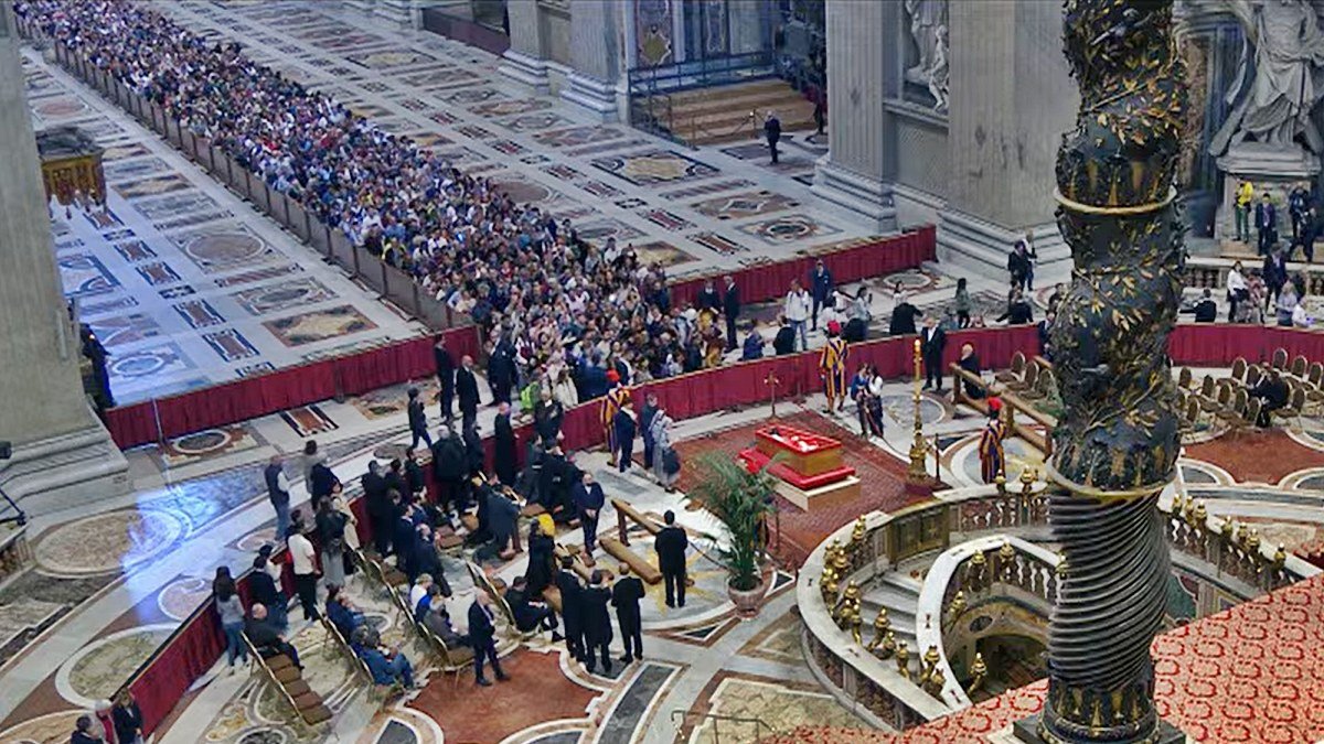 Miles de fieles guardan la cola desde la instalación del féretro para un último homenaje a Francisco y una oración por su alma.