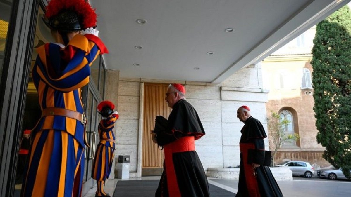 Cardenales llegan a la primera de las Congregaciones Generales, el Martes de Pascua