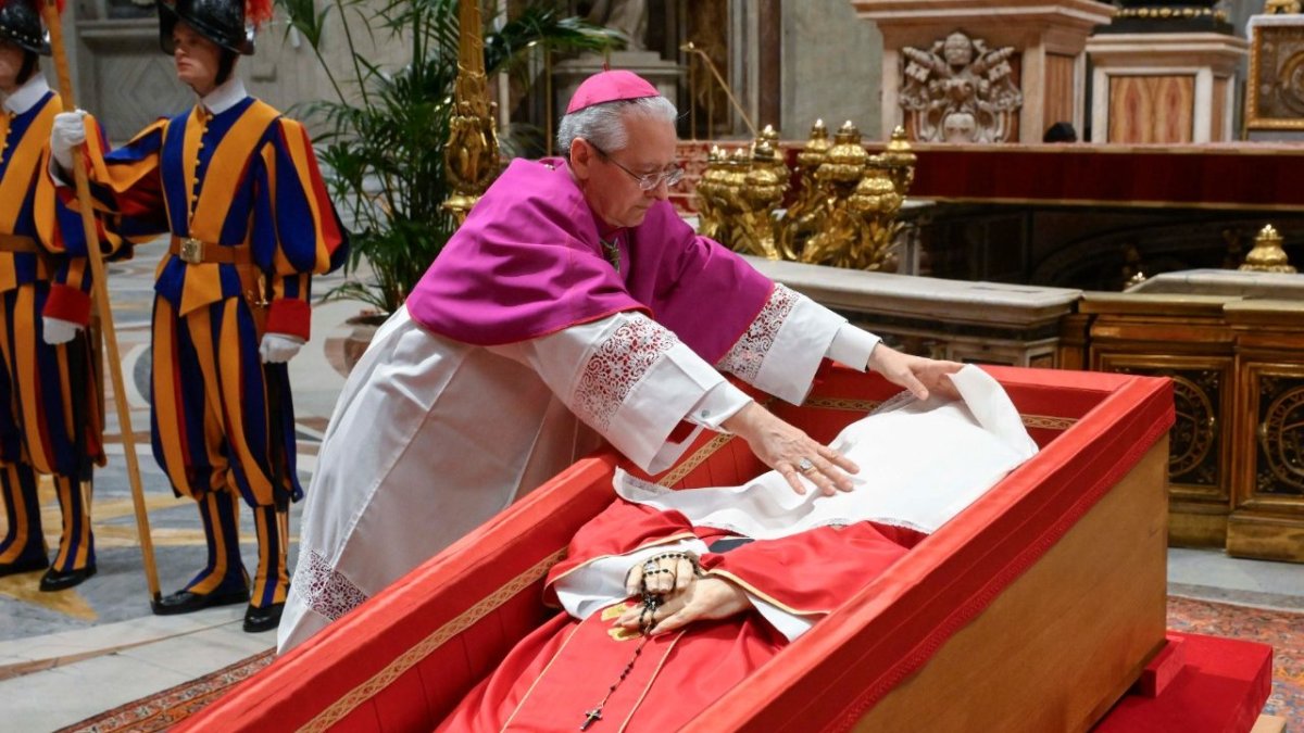 El maestro de ceremonias ha sido el encargado de extender el velo sobre Francisco.