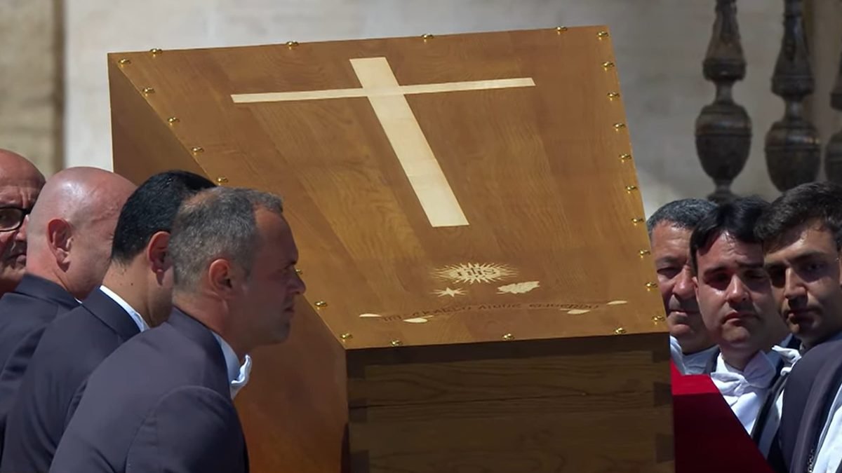 Los 'sediari' pontificios, portadores del féretro de Francisco, lo expusieron brevemente ante los fieles al final de la misa de exequias.