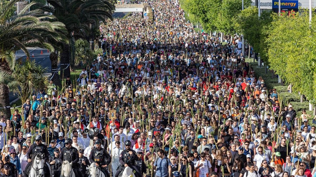 Unas 350.000 personas acudieron a la romería de la Santa Faz este 1 de mayo, según informó la policía.