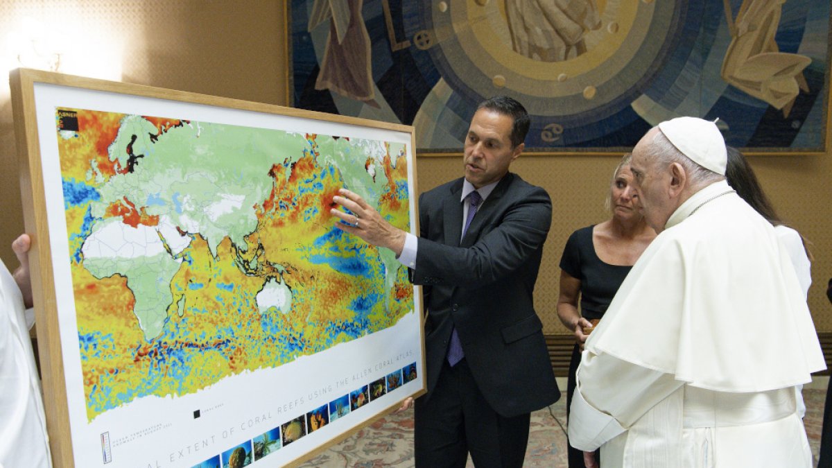 Gregory Asner, científico de la Universidad de Arizona, explica al Papa en 2021 la importancia de los arrecifes de coral en la biodiversidad