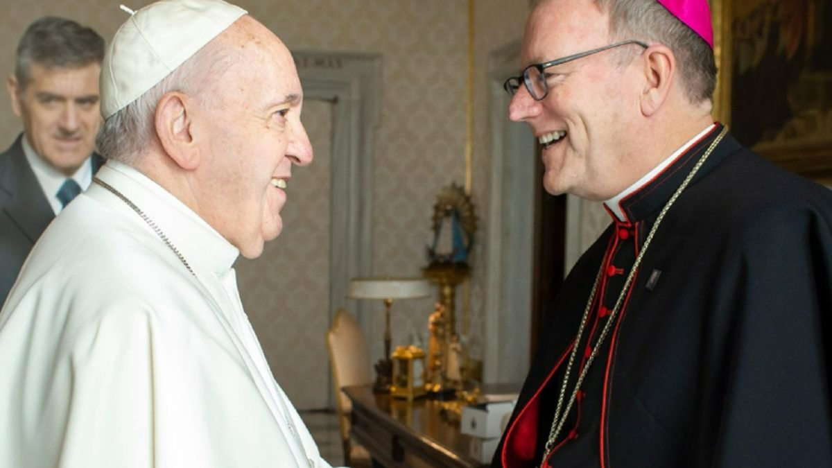 El Papa Francisco, con Robert Barron, a quien nombró obispo auxiliar de Los Ángeles en 2015 y obispo de Winona-Rochester en 2022.
