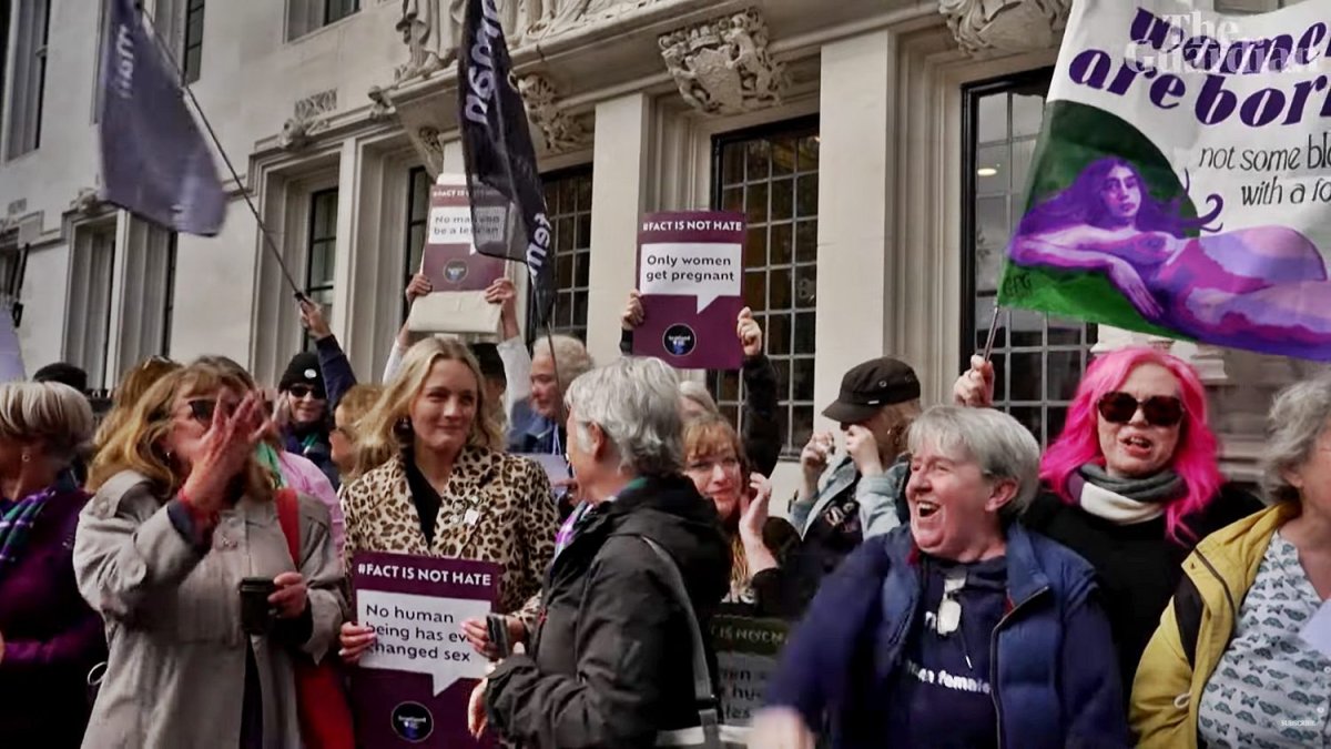Un grupo de mujeres celebran el 16 de abril, a las puertas del Tribunal Supremo británico, la sentencia que acaba con la discriminación impuesta por la ideología de género. En sus carteles se leen afirmaciones de sentido común que quedan restauradas: