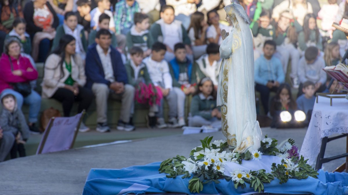 La devoción a la Santísima Virgen siempre ha encontrado en las flores una forma popular de expresión.