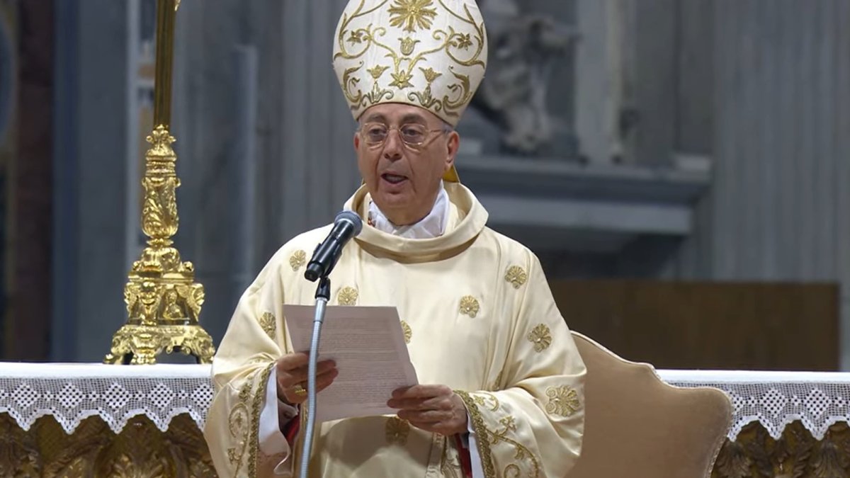 El cardenal Mamberti, protodiácono, será quien anuncie el nombre del nuevo Papa desde el balcón de San Pedro... salvo que sea él mismo, en cuyo caso lo hará el siguiente cardenal diácono elector, el cardenal Mario Zenari.