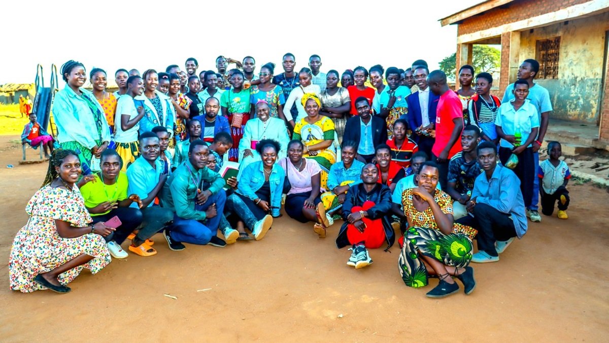 El obispo auxiliar de la Archidiócesis de Lilongwe (Malawi), Mons. Vincent Mwakhwawa, con jóvenes de la diócesis