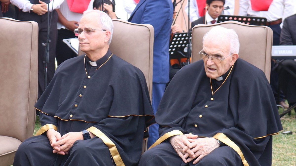 Jesús Moliné con Robert Prevost al ser homenajeados en Perú en 2023