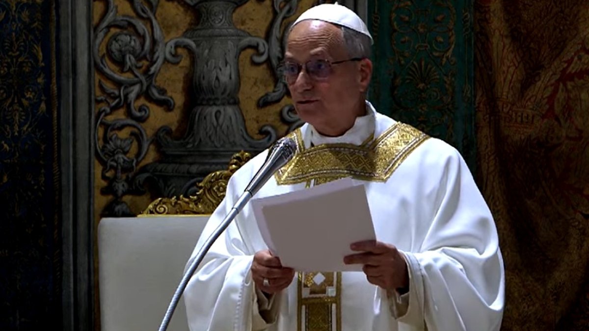 León XIV, durante su primera homilía como Papa, en la Capilla Sixtina.