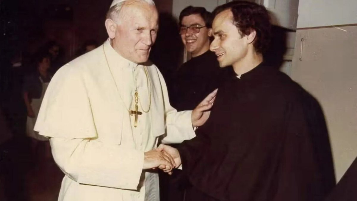 El padre Prevost, con hábito agustino, saluda a Juan Pablo II en los años 80.