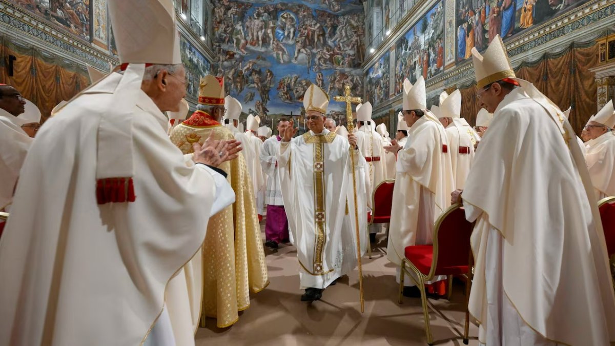 León XIV sale de la Capilla Sixtina tras celebrar la misa Pro Ecclesia al día siguiente de su elección.