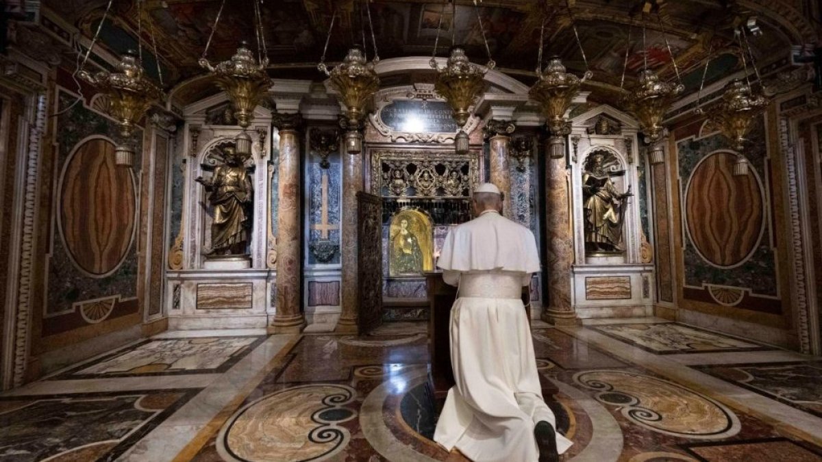 León XIV reza en la tumba de su primer predecesor, San Pedro, el 11 de mayo, bajo la basílica de San Pedro del Vaticano