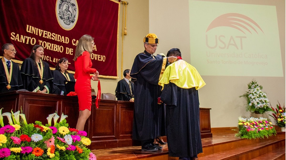 Robert Prevost, como Gran Canciller de la Universidad USAT de Chiclayo, impone honores universitarios en 2019