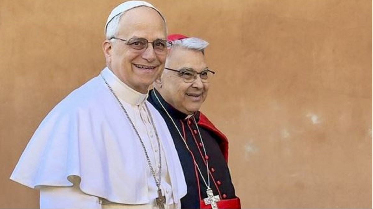El cardenal Semeraro, de Causa de los Santos, junto a León XIV en los días iniciales de su pontificado