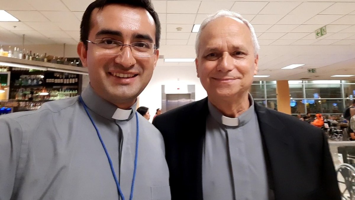 Edgar Rimaycuna con el cardenal Robert Prevost, en 2023.