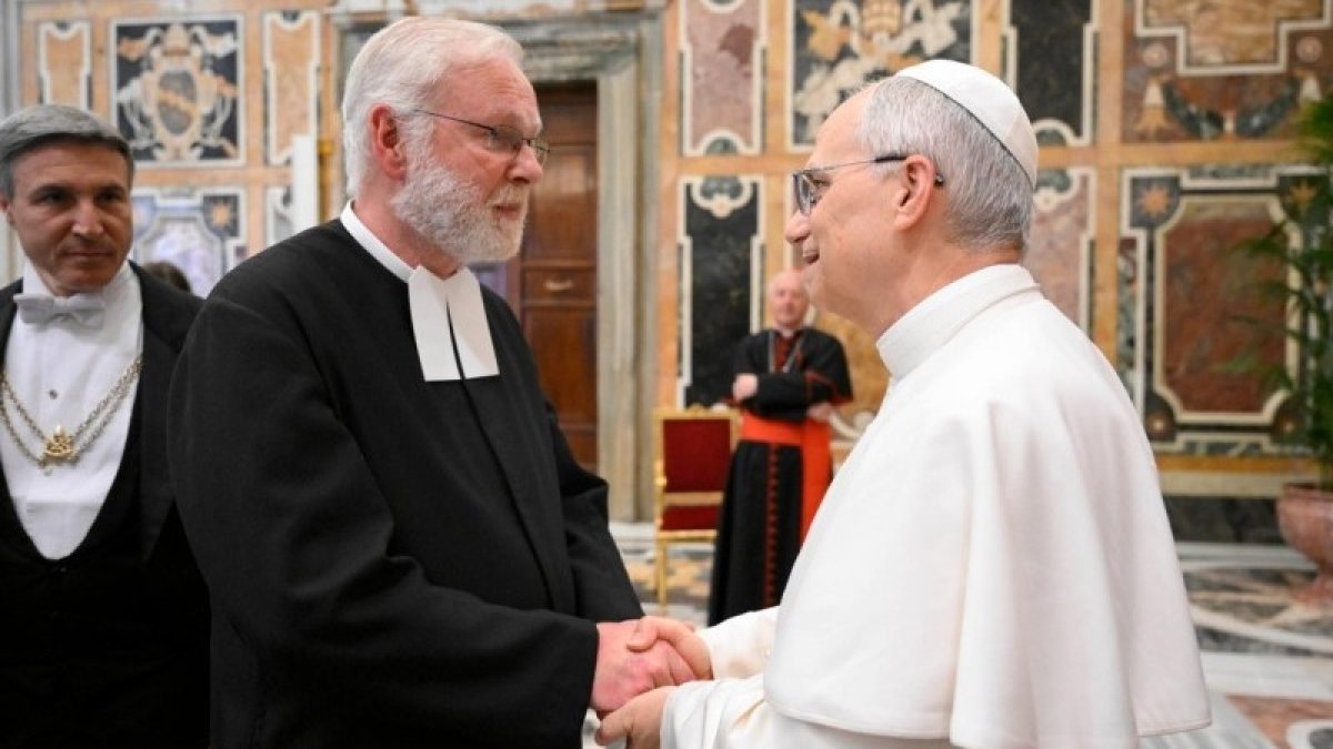 El Papa recibe el saludo de uno de los responsables de la comunidad lasaliana.