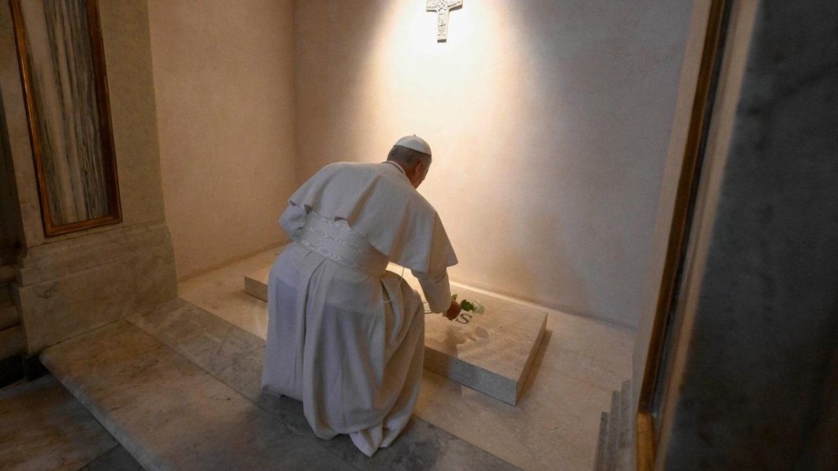 León XIV deposita una rosa blanca, de significación teresiana, sobre la tumba de Francisco.