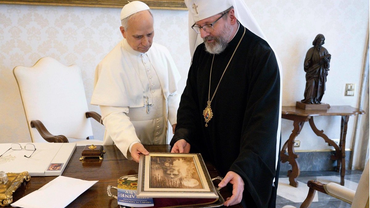 El arzobispo Shevchuk muestra a León XIV un cuadro sobre la guerra, obra de un artista cuyo hijo ha muerto en el frente