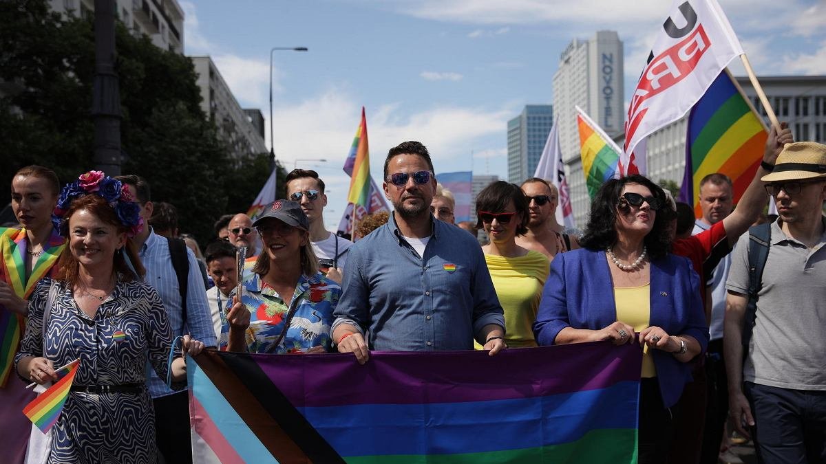 El alcalde de Varsovia, en una marcha pro-LGTBI en 2022.