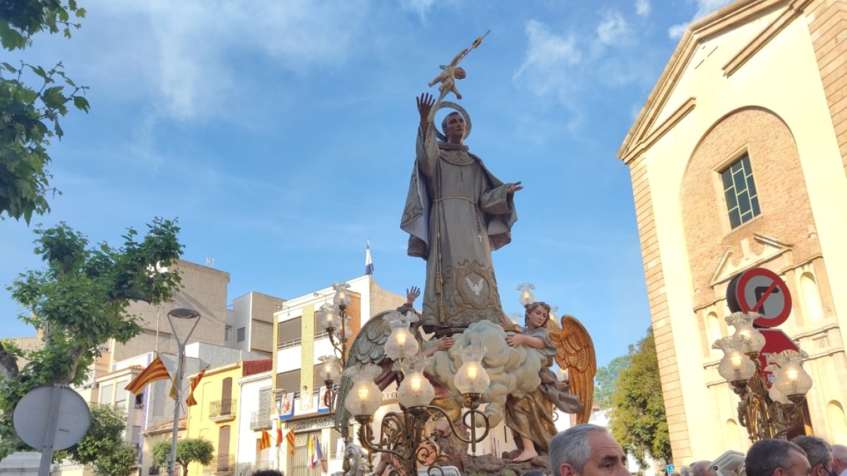 San Pascual Bailón sale en procesión en su fiesta en Villarreal, Castellón, en 2023