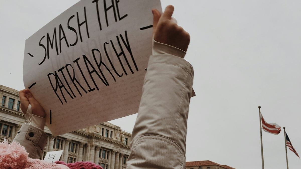Pancarta 'Aplasta el patriarcado' en una manifestación feminista.