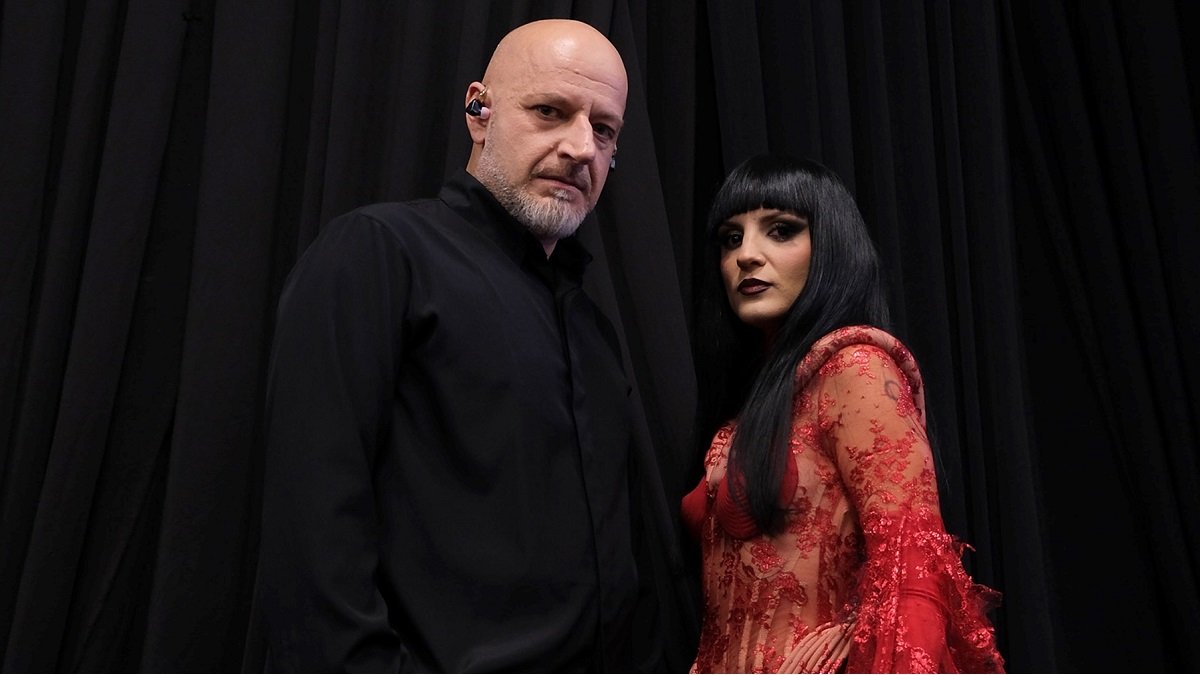 Shkodra Elektronike es el dúo que representó a Albania en Eurovisión, una canción-oración sobre un fuego que crea un corazón puro