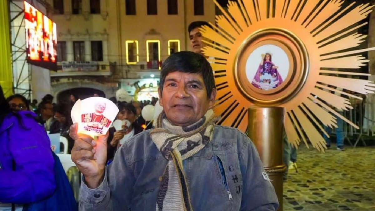 Un devoto del Milagro Eucarístico de Eten con una imagen de León XIV, que puede darle reconocimiento oficial