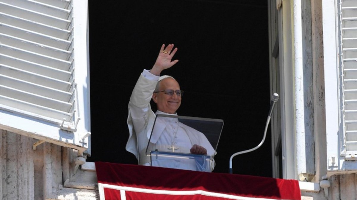 El Papa saludó por primera vez a los fieles desde el Palacio Apostólico