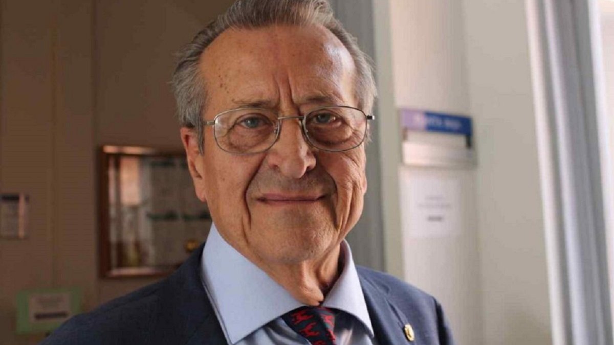 Francisco González de Posada tiene 9 doctorados, ha sido rector de Universidad, presidente de Cáritas y escribe de la fe