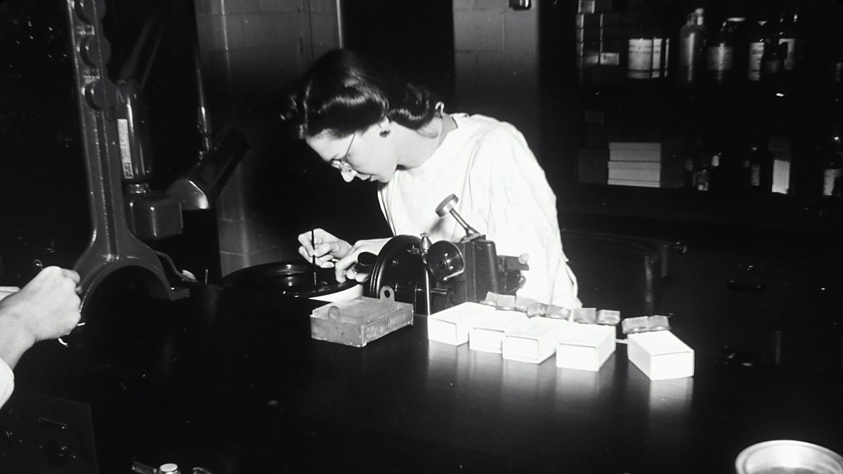 Una investigadora en los años 40 en EEUU en el National Cancer Institute
