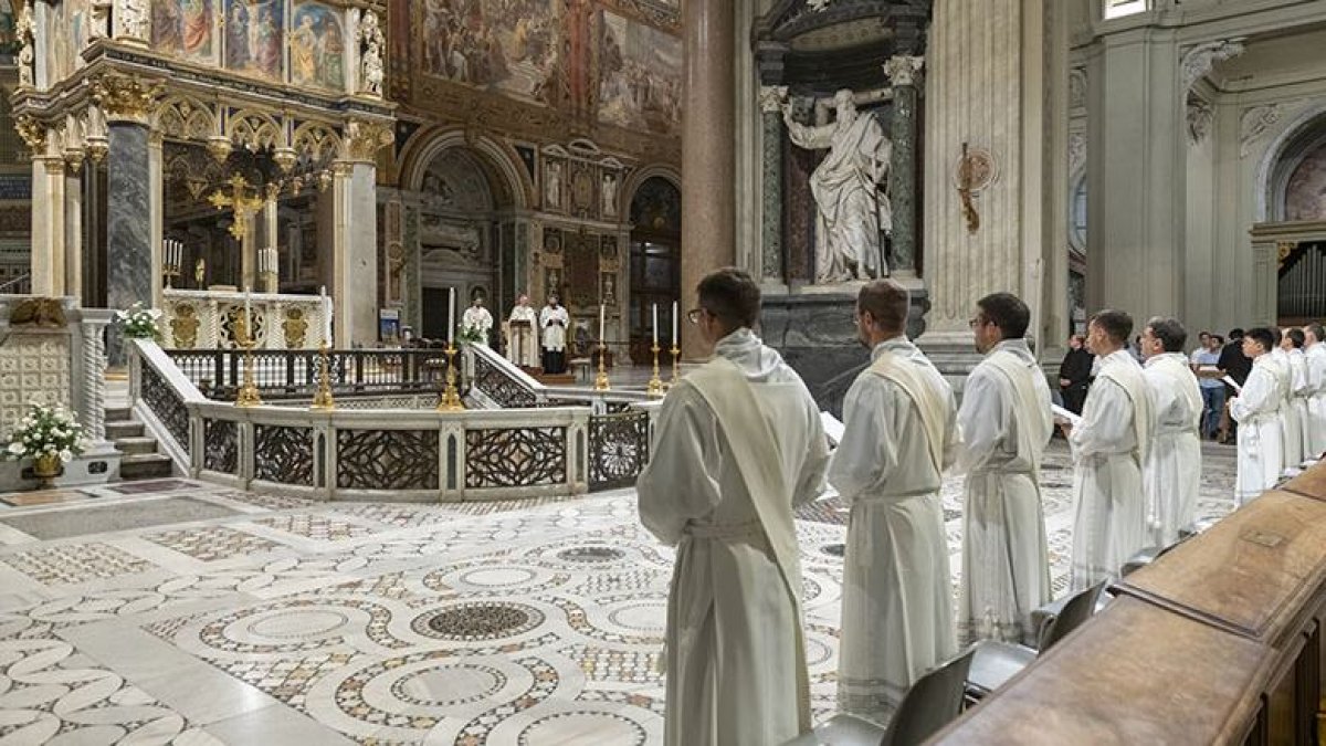 En la imagen, los diáconos que serán ordenados, durante una vigilia de oración celebrada este jueves en la basílica de San Juan de Letrán.