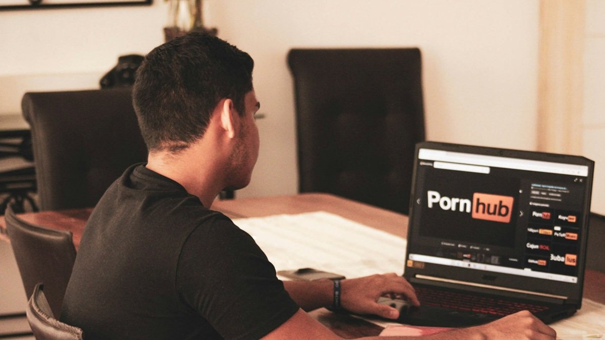 Un hombre viendo Pornhub.