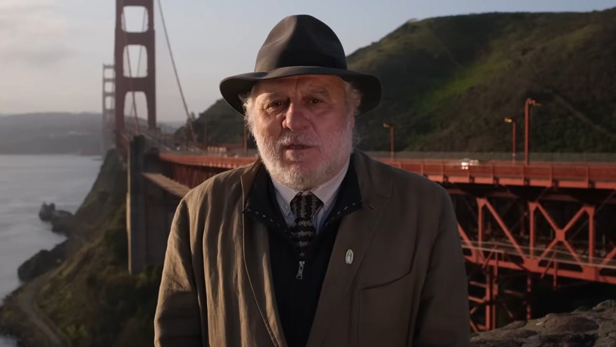 José Luis López-Linares, junto al Golden Gate, en la bahía de San Francisco, ciudad fundada por Fray Junípero Serra.