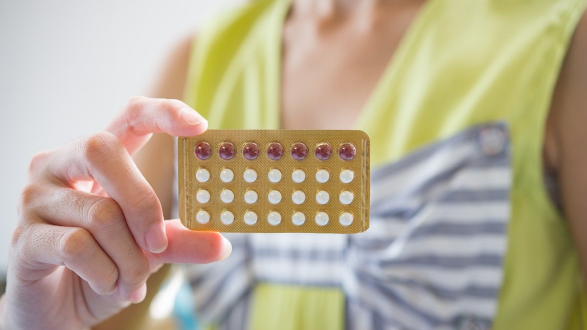 Una mujer con pastillas.