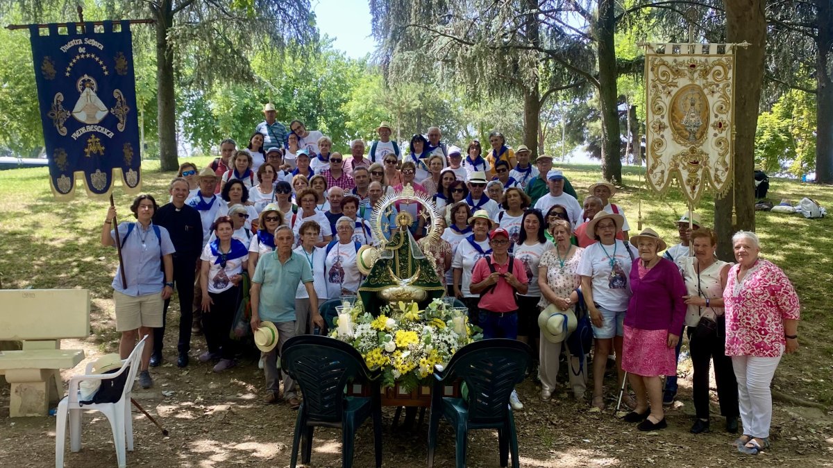 Fueron los últimos en retirarse, incluso comieron en los jardines de la Alameda y después foto de grupo. Peregrinos de la Pentápolis y Espinoso del Rey peregrinaron con su Virgen de Piedraescrita.