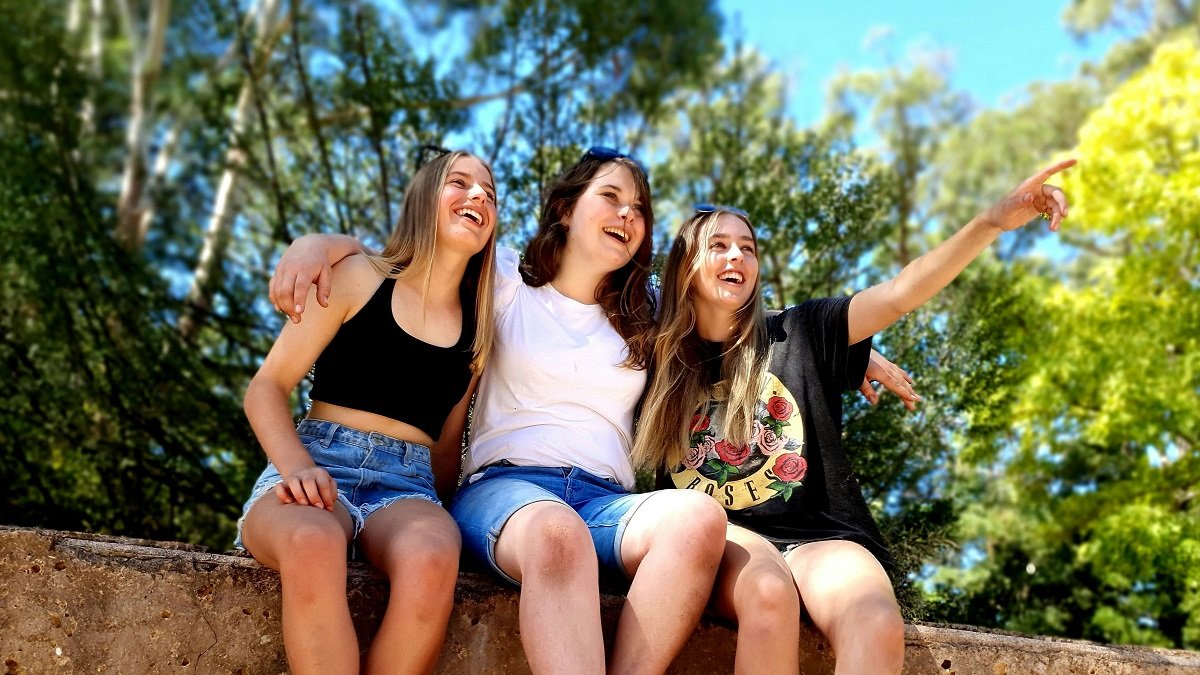 Chicas jóvenes y sonrientes, pero los adolescentes de la Generación Alfa tienen muchas heridas