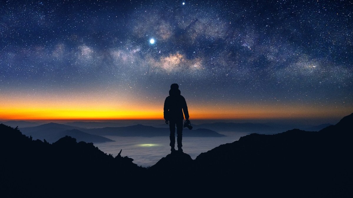 Una persona mirando las estrellas.