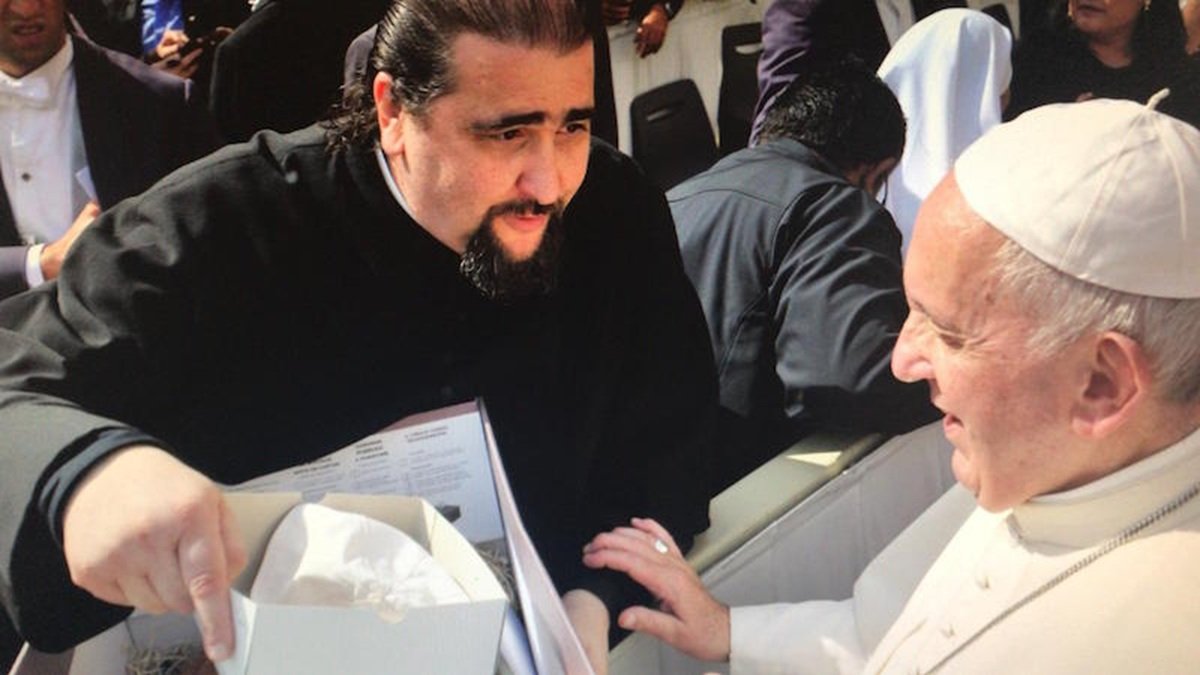 El exorcista Cristian Meriggi con el Papa Francisco.