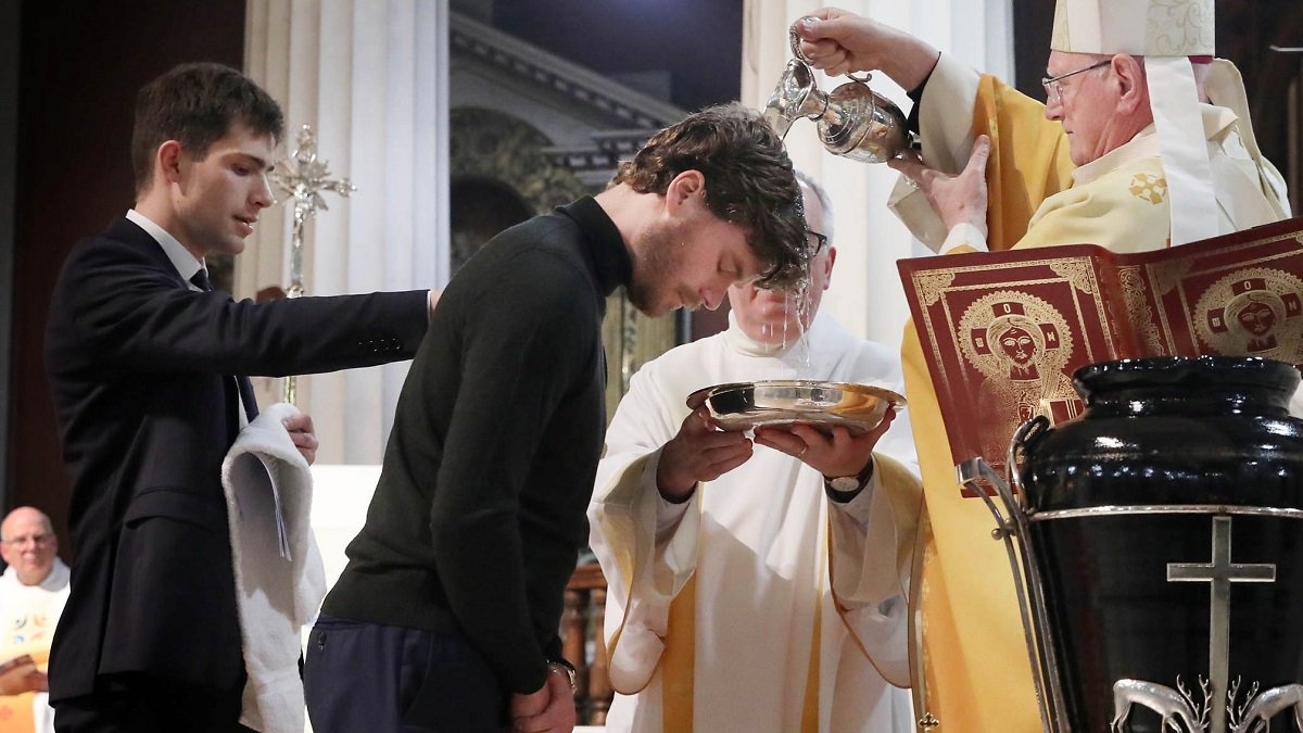 Dermot Farrell, arzobispo de Dublín, bautiza a Vincent DuPont, en la Vigilia Pascual de 2025