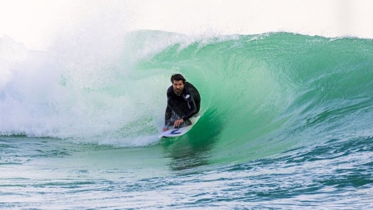 Liam Ryan, el sacerdote del Camino Neocatecumenal, surfeando la ola.