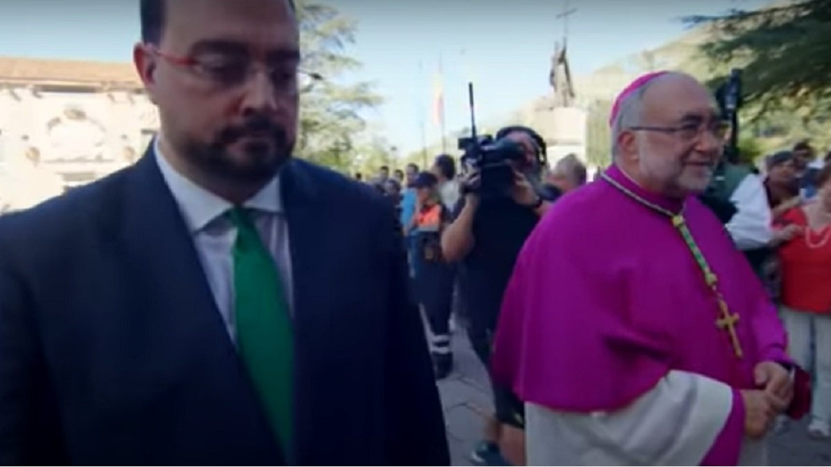 El presidente Barbón, de Asturias, y el arzobispo Sanz Montes, en la Misa de Covadonga de 2023, la última juntos