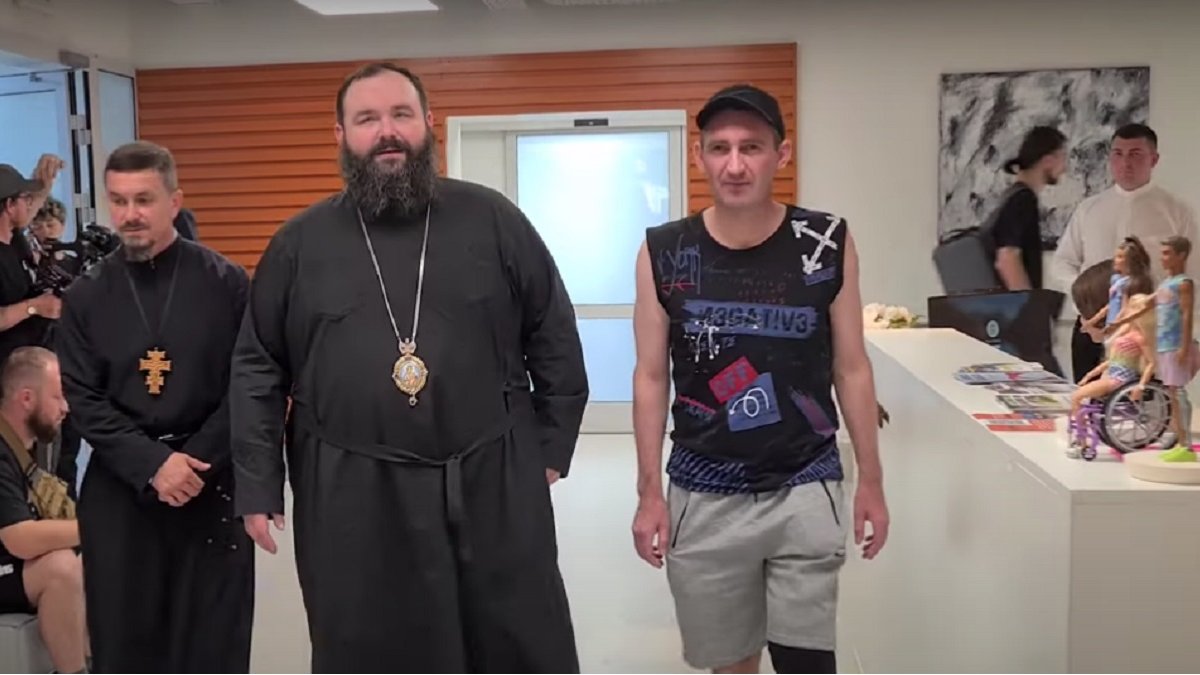 El obispo grecocatólico Petro Loza en el centro de prótesis Superhumans de Leópolis, con soldados en rehabilitación