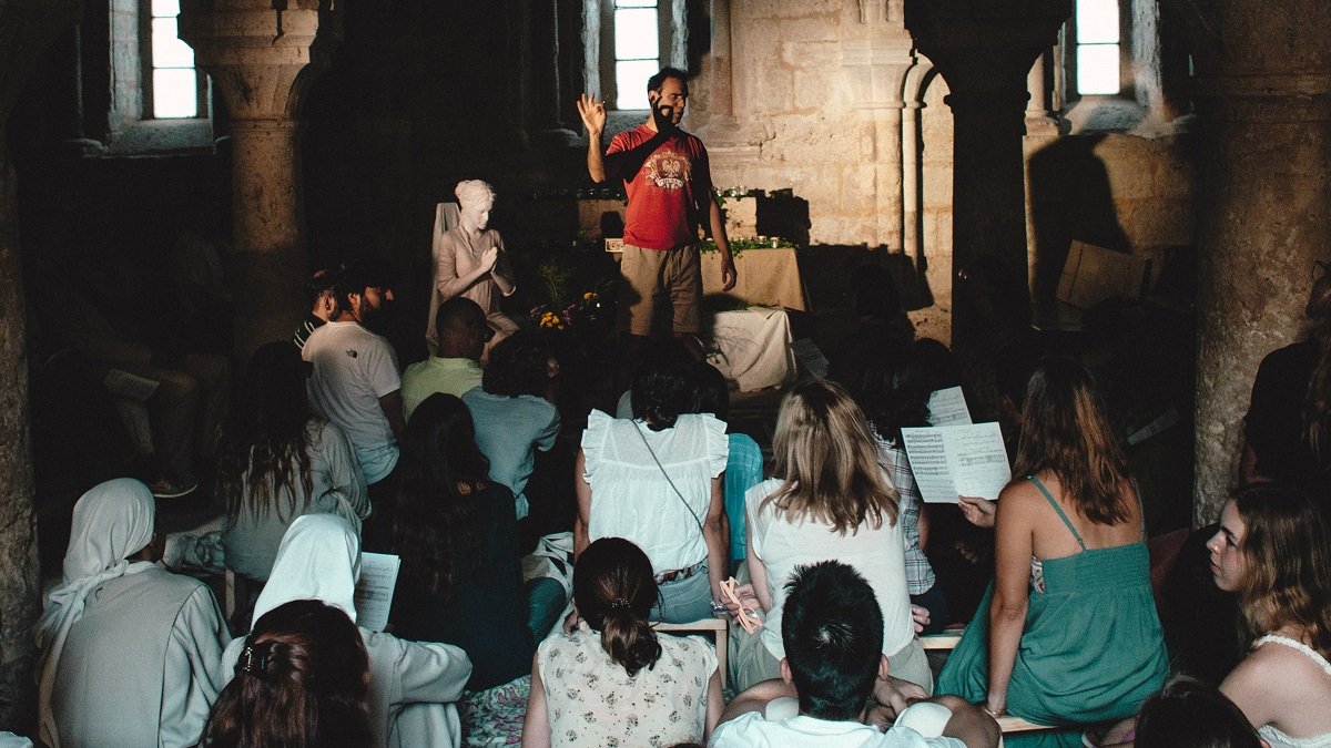 En el monasterio de la Santa Espina, en verano de 2024, artistas del Observatorio de lo Invisible practican canto polifónico