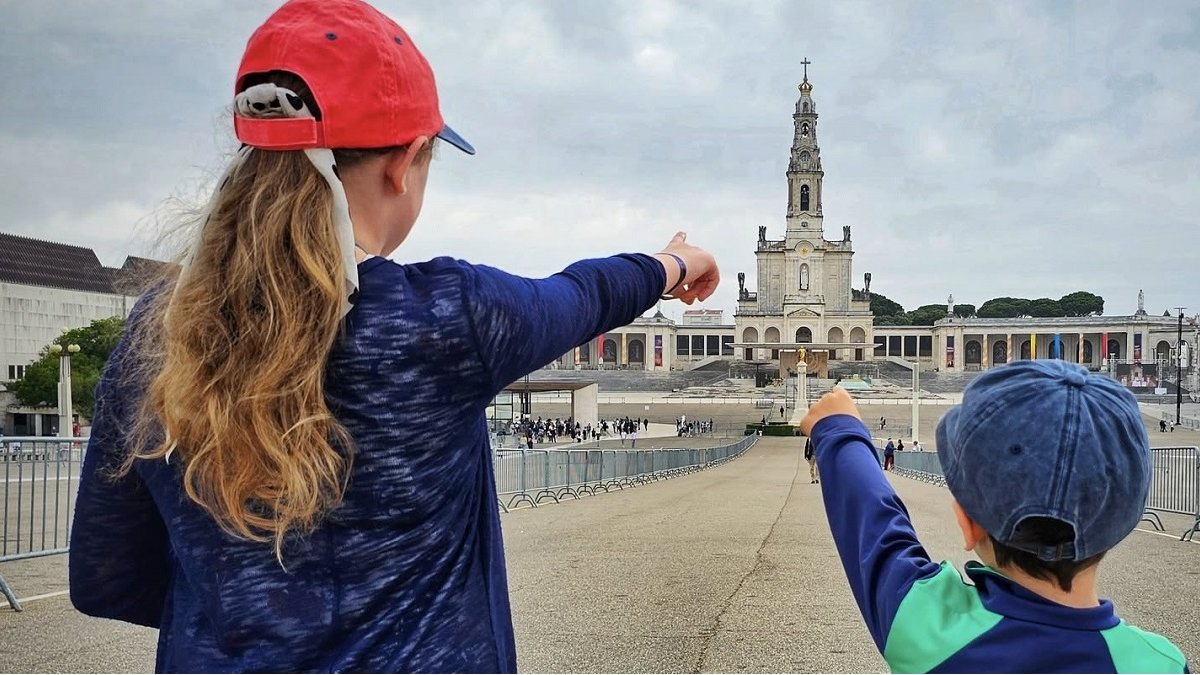 Unos niños en el santuario de Fátima, el día previo a la Peregrinación de Niños de junio de 2025