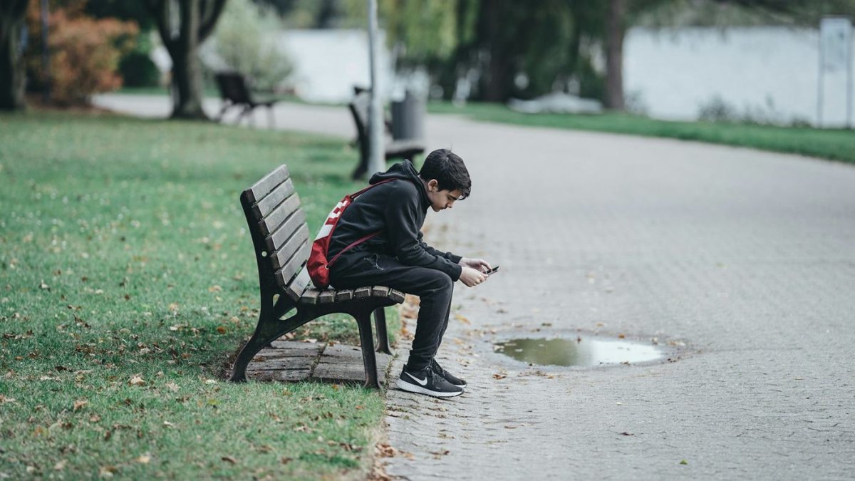Muchos niños y adolescentes crecen solos, sin afecto o sin tiempo familiar, y enganchados a las redes como ficticio paliativo de la soledad.