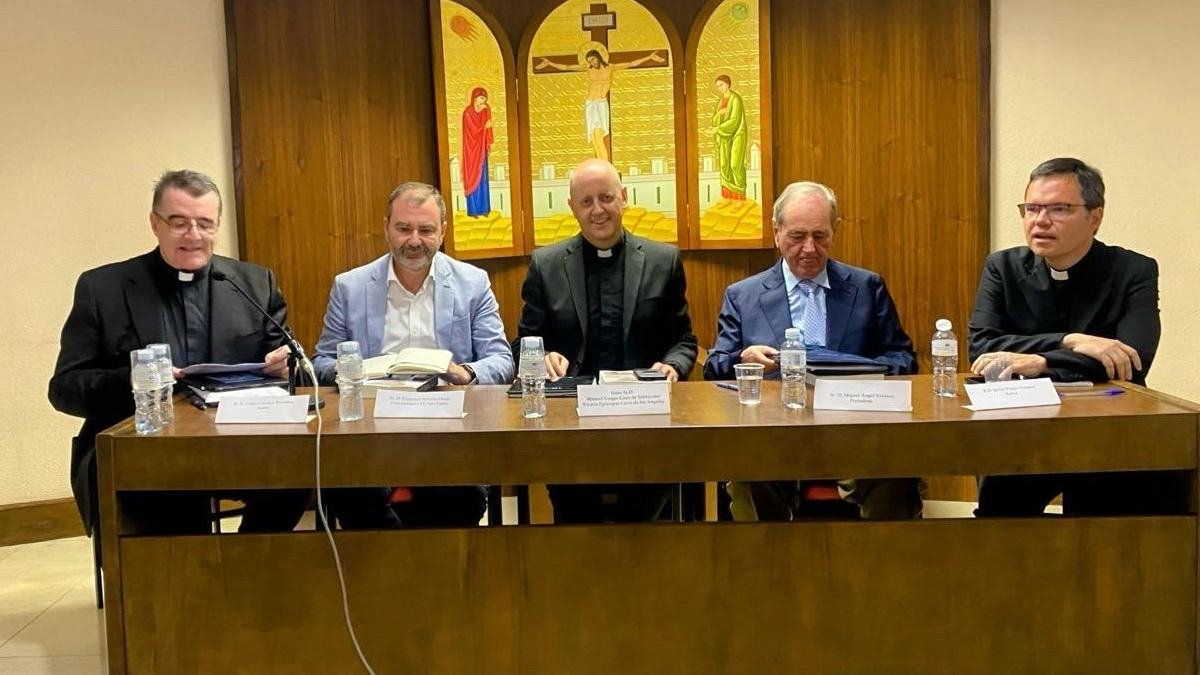 Mesa presidencial de la presentación de 'Mirarán al que traspasaron'. De izquierda a derecha en la foto: Pablo Cervera, José Francisco Serrano Oceja, Manuel Vargas, Miguel Ángel Velasco y Javier Pueyo.
